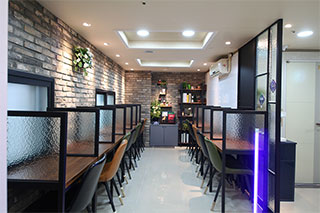 코로나 살균기와 1인 식사테이블